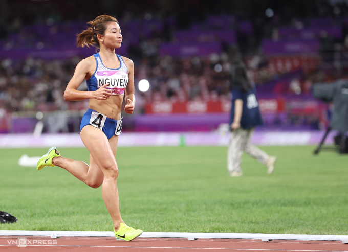 Nguyen Thi Oanh는 19회 아시아 경기대회 3,000m 장애물 경주에서 2위로 결승선을 통과했습니다. 사진: Linh Huynh