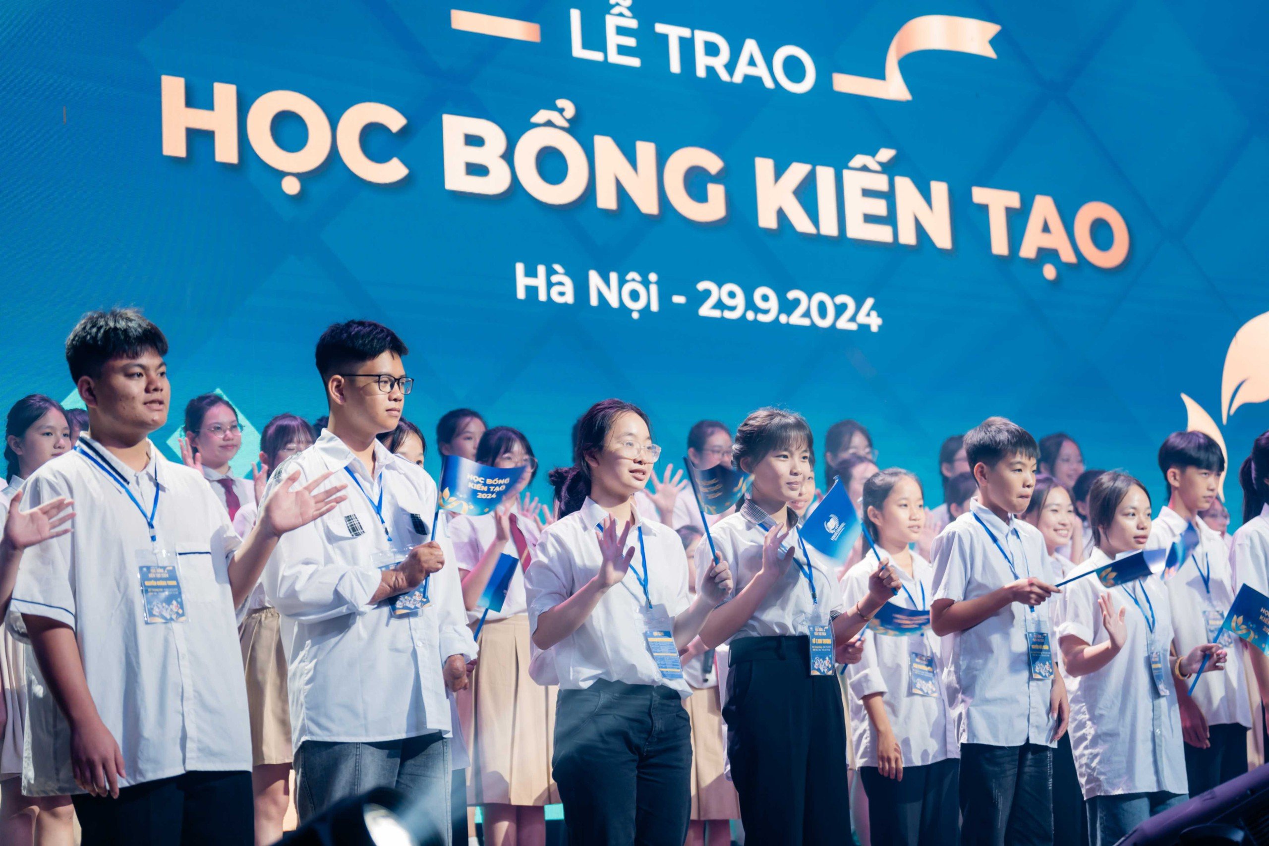 Vinschool trao Học bổng Kiến tạo cho 30 học sinh xuất sắc vượt khó - Ảnh 2.