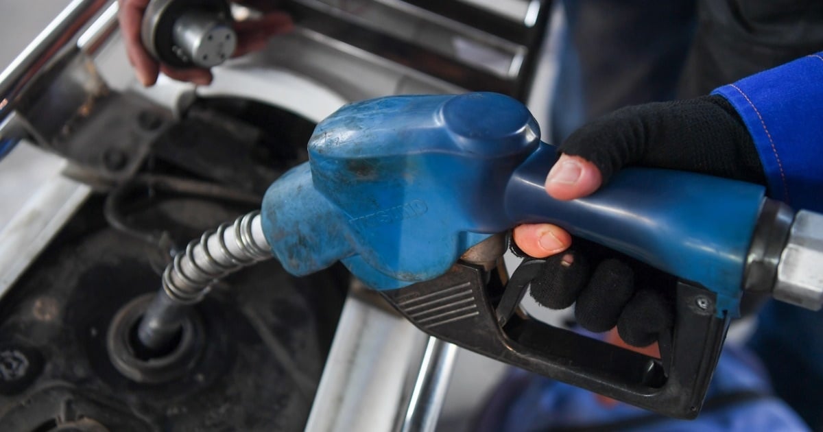 Los precios de la gasolina siguen subiendo y se acercan a los 24.000 VND/litro.