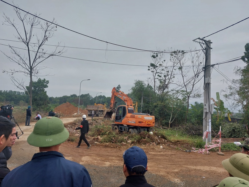 Der Bezirk Thach That organisierte die Zwangsenteignung von Land, um ein Landstraßenprojekt von der Kreuzung Truc Dong zur Thang Long Avenue umzusetzen. Foto: Cong Phuong.