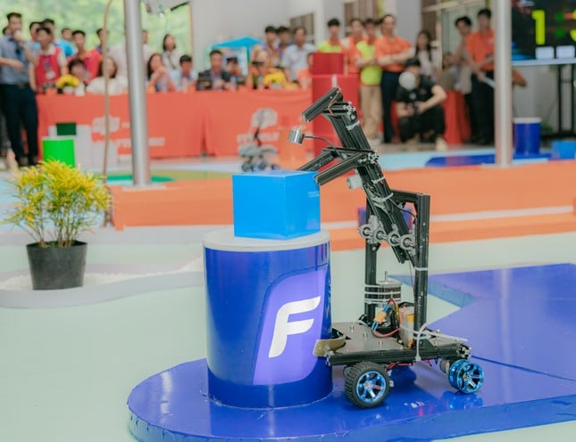 Watch the student-designed firefighter robot climb ropes and carry heavy objects, photo 4