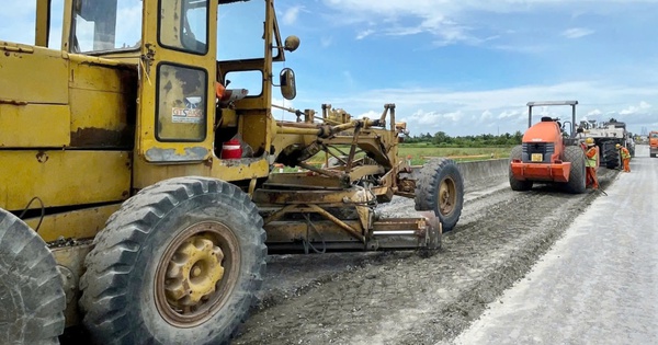 Schlechtes Wetter verlangsamt den Baufortschritt beim Ausbau zweier Straßen im Mekongdelta