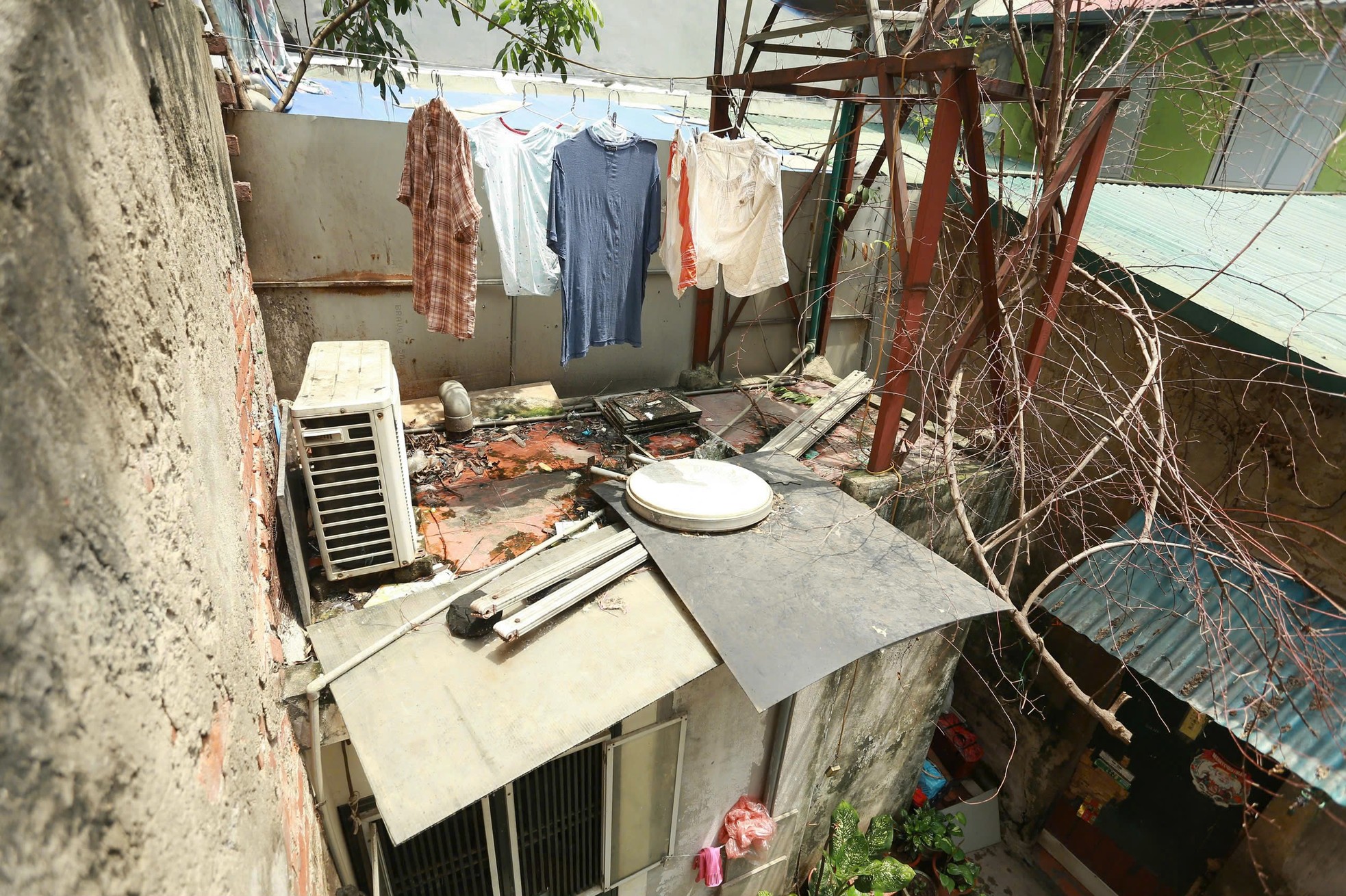 Un callejón muy pequeño en el corazón de Hanoi: las motos tienen que atravesar la pared para poder pasar. Foto 10