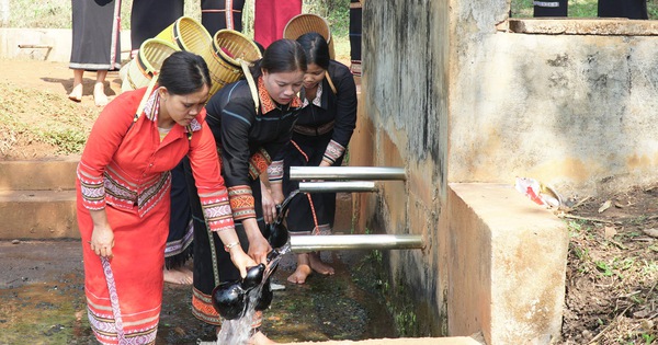 Watch the Ba Na people reenact the rain-praying ceremony in the dry season of the Central Highlands