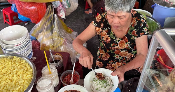 Hủ tiếu dì Hai '5.000 đồng cũng bán'