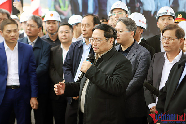 Le Premier ministre inspecte le projet d'autoroute Nha Trang-Cam Lam