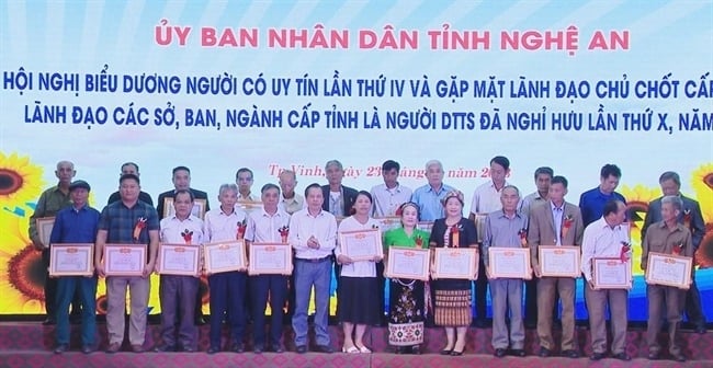 Phó Trưởng Ban Dân tộc tỉnh Vi Mỹ Sơn tặng Giấy khen của Ban Dân tộc tỉnh cho 112 Người có uy tín trong đồng bào DTTS trên địa bàn tỉnh Nghệ An