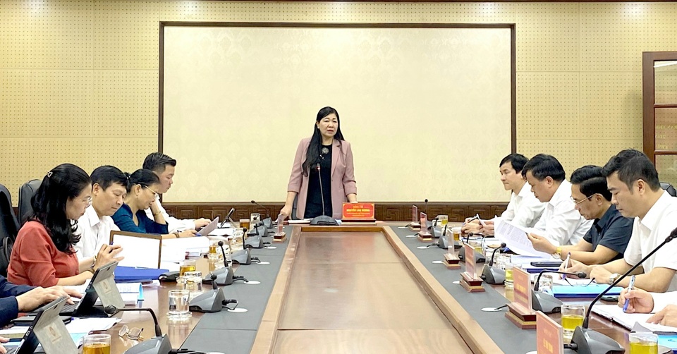 Presidente del Comité del Frente Patriótico de Vietnam de la ciudad de Hanoi Organizado por la Sra. Nguyen Lan Huong Trabajando en el distrito de Phuc Tho