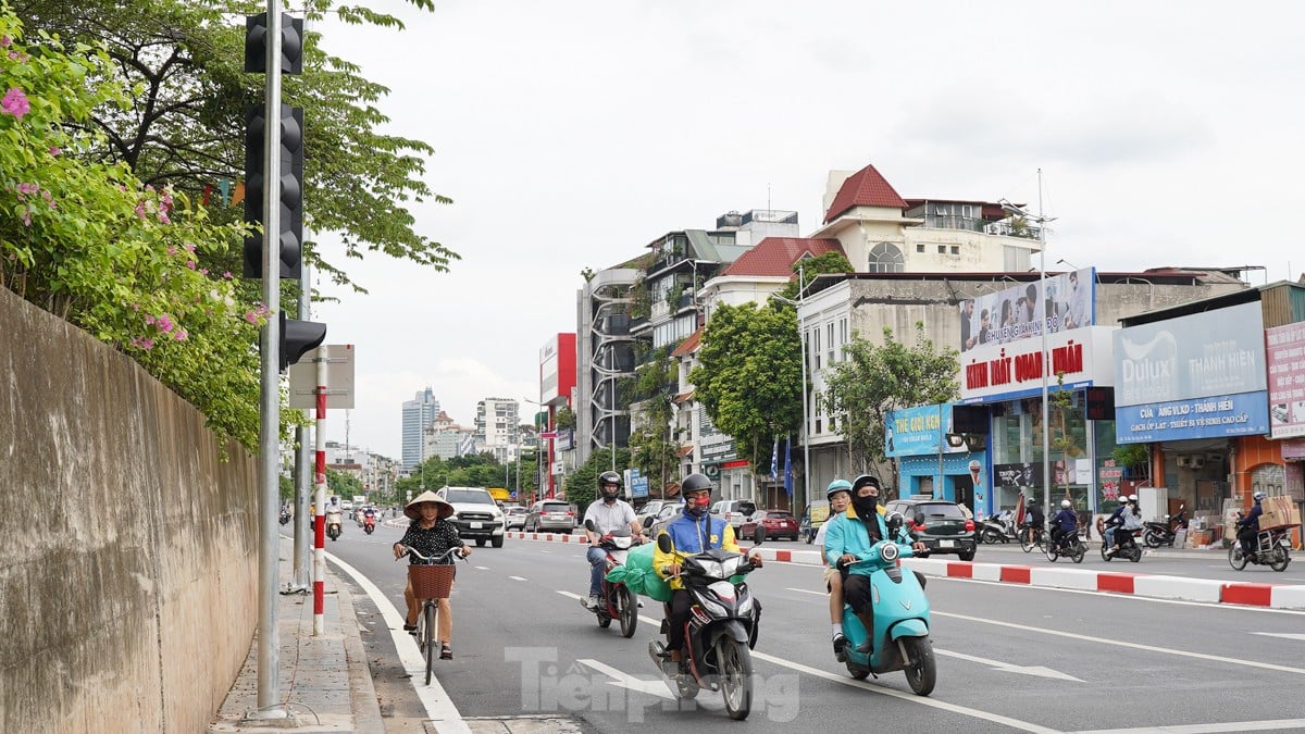 Đường Âu Cơ - Nhật Tân sau khi tổ chức lại giao thông, mật độ phương tiện hiện tại như thế nào? ảnh 19