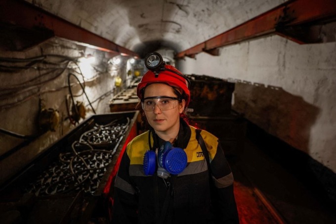 Krystyna steht am 17. November Hunderte Meter tief in einer Mine in der Region Dnipropetrowsk in der Ukraine. Foto: Reuters