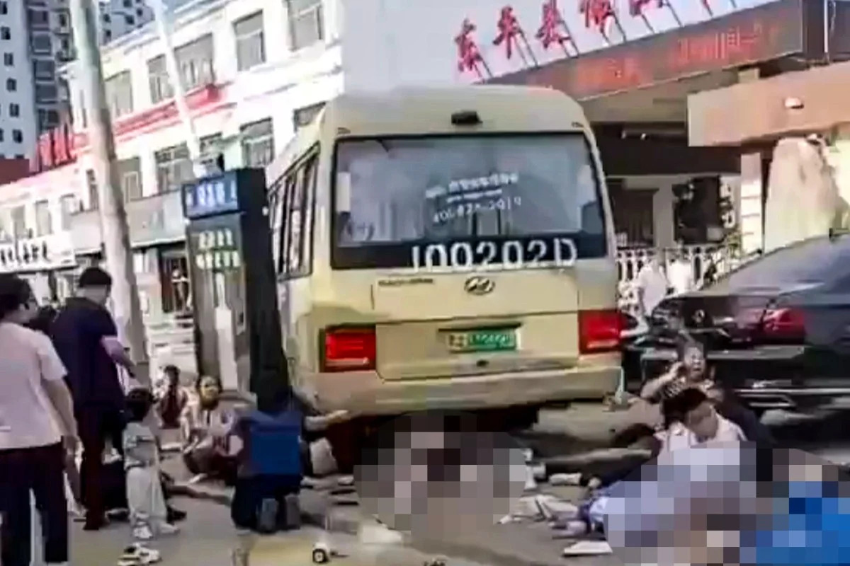 Accidente de autobús escolar deja 24 muertos y heridos en China foto 1