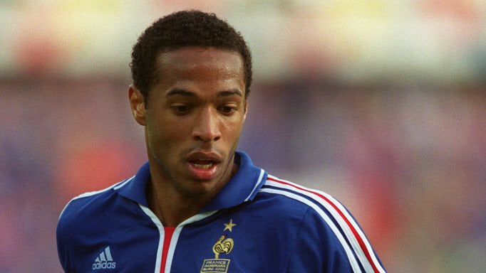 Thierry Henry spielte 11 Spiele in 3 EURO-Turnieren, erzielte 6 Tore und gab 2 Vorlagen für die französische Mannschaft. Er ist der einzige Spieler in der Gruppe der Spieler mit 6 Toren bei der EURO, der das Turnier gewonnen hat. (Foto: Sportsphoto)