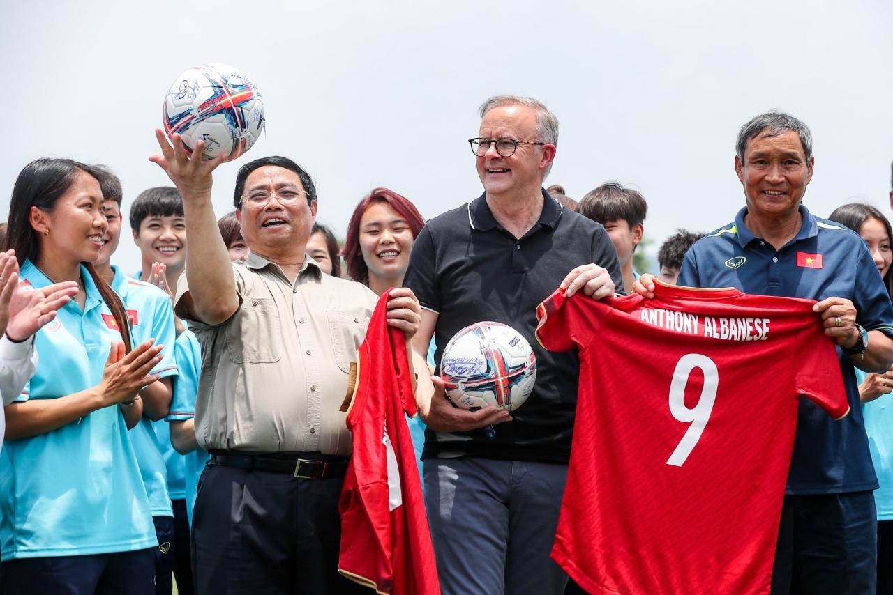 女子サッカーチームがファム・ミン・チン首相とオーストラリア首相にユニフォームを贈呈 - 6 Đội bóng đá nữ tặng áo đấu Thủ tướng Phạm Minh Chính và Thủ tướng Australia - 6
