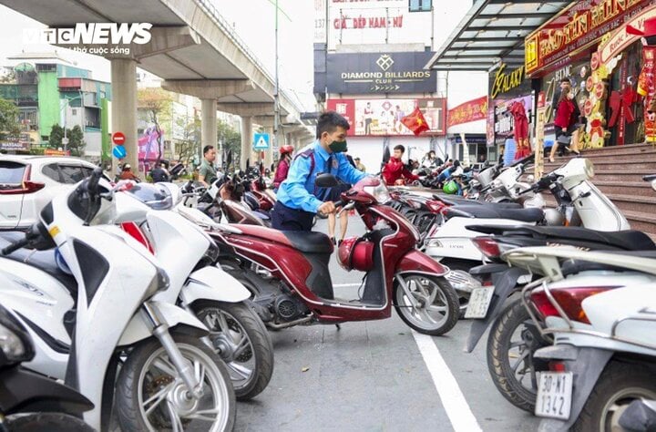 The parking lot in front of Bao Tin Minh Chau store (Cau Giay) is full of customers.