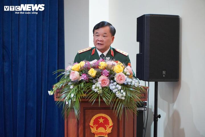 El teniente general Hoang Xuan Chien habla en una reunión con veteranos rusos y sus familiares. (Foto: Kieu Trinh)