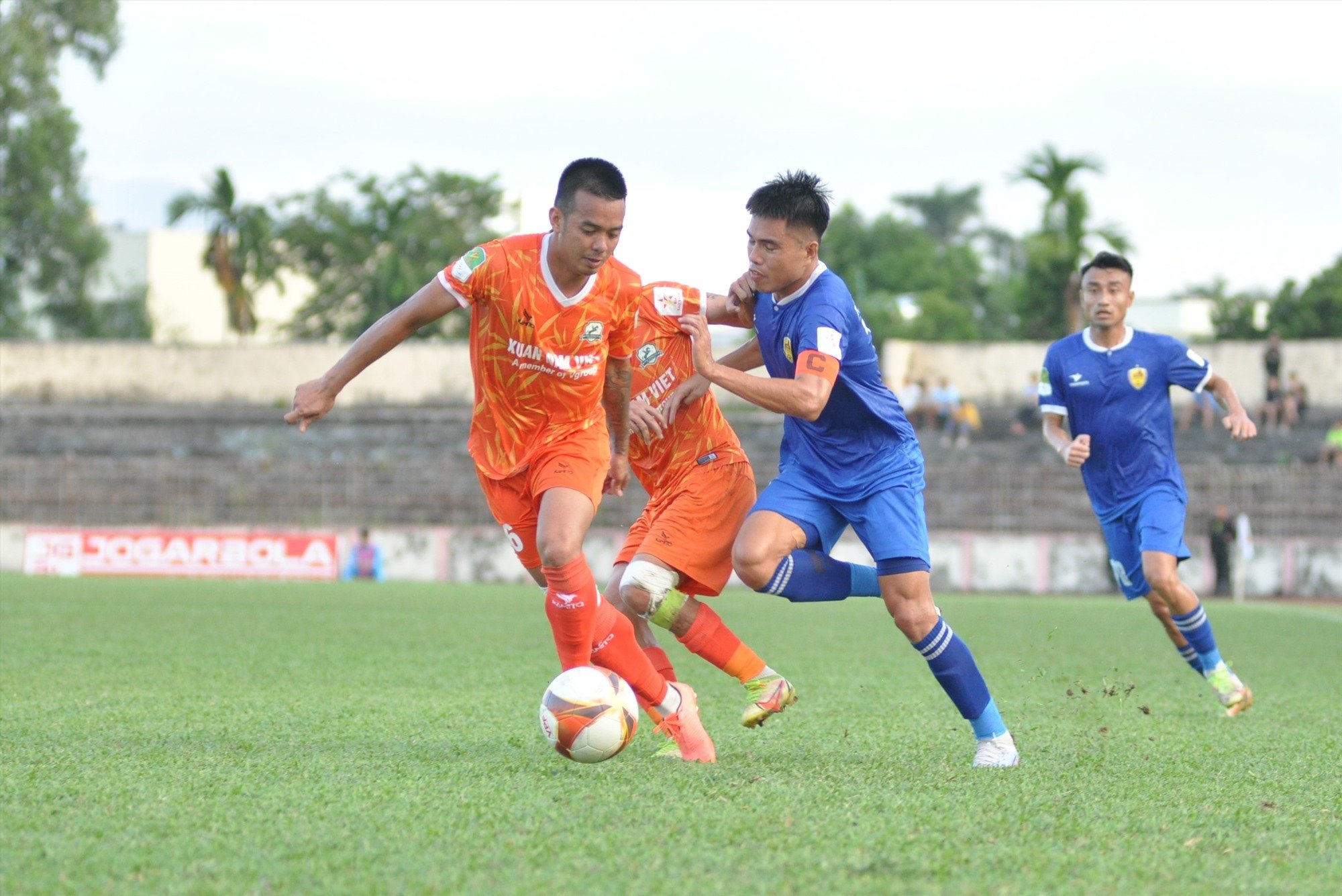 A dispute between players of two teams. Photo: T.V