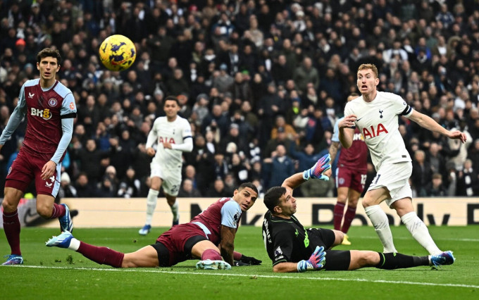 Một tình huống Kulusevski (phải) cứa lòng dội cột dọc Aston Villa. Ảnh: Reuters