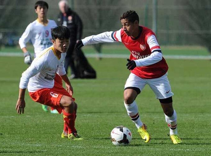 Xuan Truong y Cong Phuong en un partido amistoso con el equipo juvenil del Arsenal