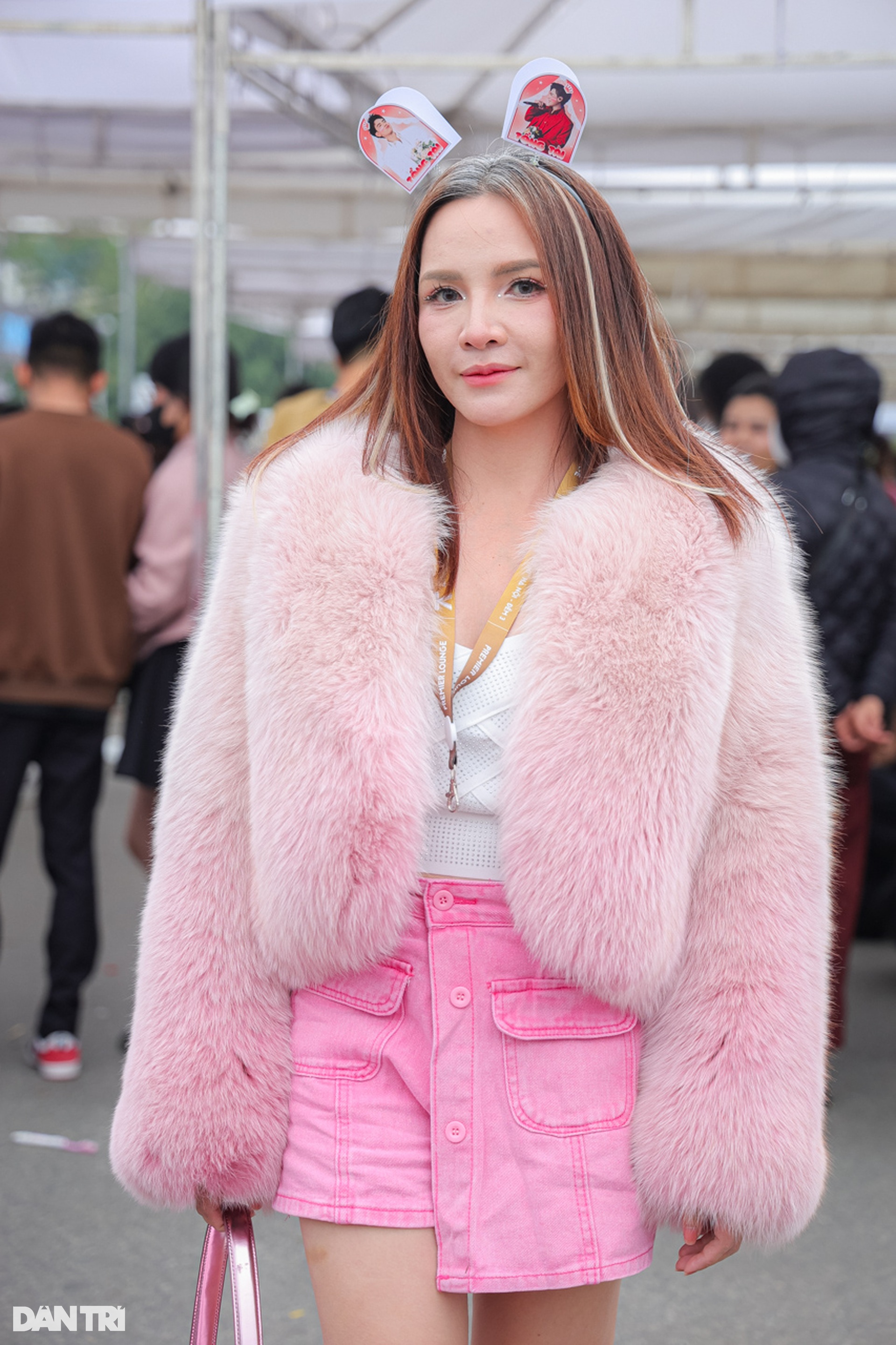 Người trẻ khoe dáng gợi cảm, đeo túi 35 triệu đồng đi xem Anh trai say hi - 13