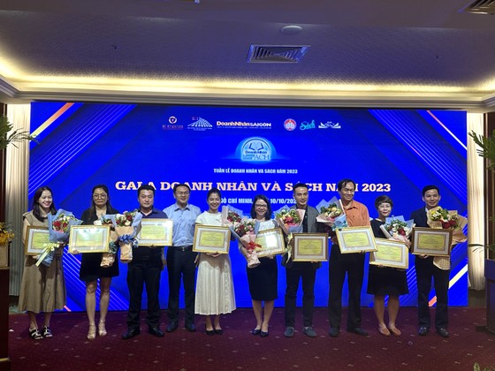Ông Lâm Đình Thắng, Giám đốc Sở TT-TT trao giấy chứng nhận cho các cá nhân và đơn vị lọt danh sách 10 quyển sách kinh doanh đáng đọc năm 2023 ảnh 2