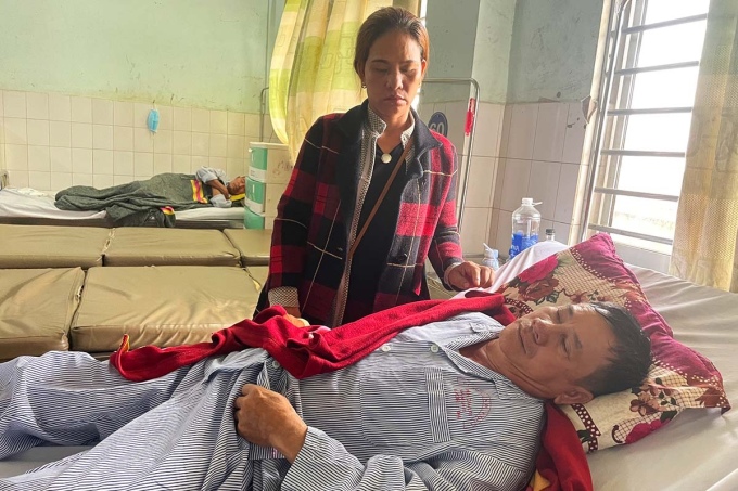 Driver Nguyen Tu Sinh is being treated at Gia Lai General Hospital. Photo: Tran Hoa