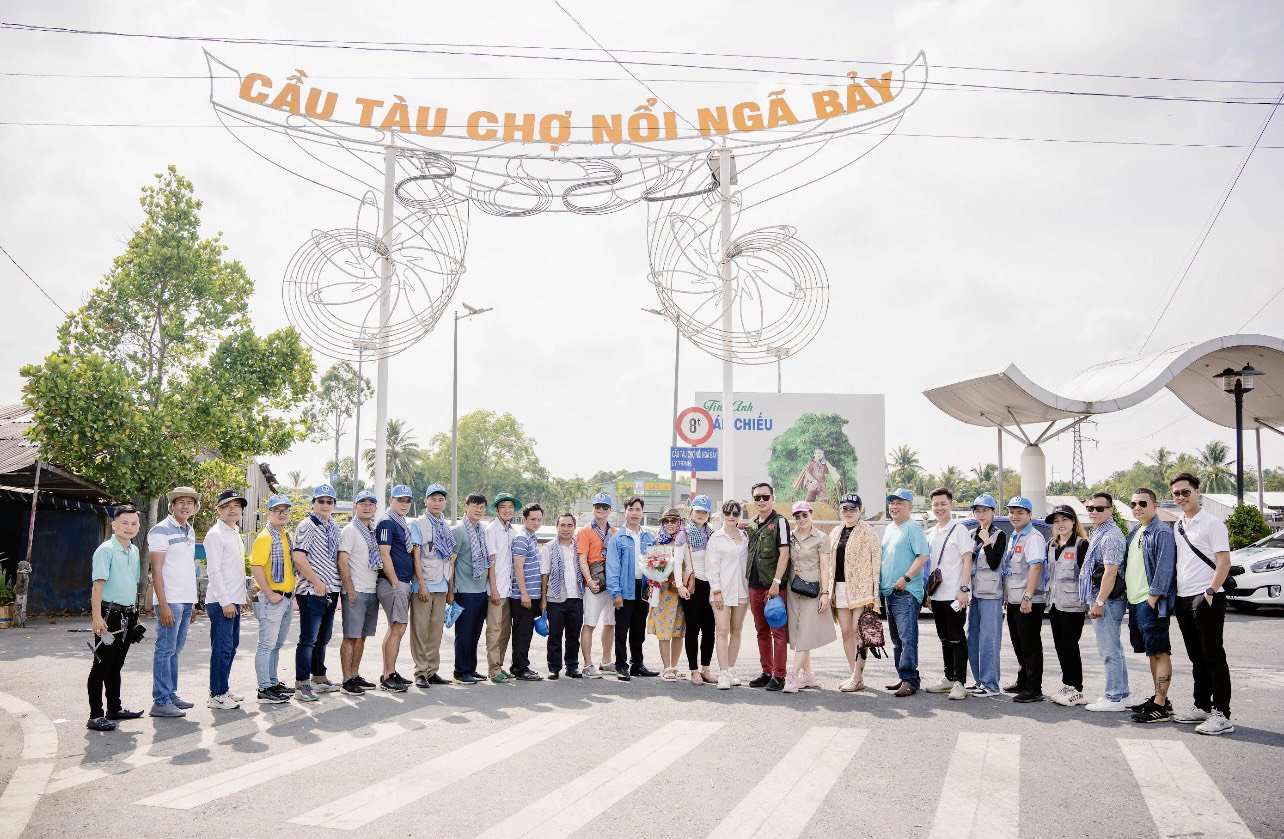 Du khách chụp ảnh lưu niệm tại Cầu tàu chợ nổi và cũng là bến sông ra đời bài vọng cổ Tình anh bán chiếu - Ảnh: HIỆP VÕ