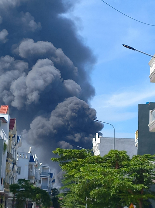 Smoke column tens of meters high. Photo: Thai Ha