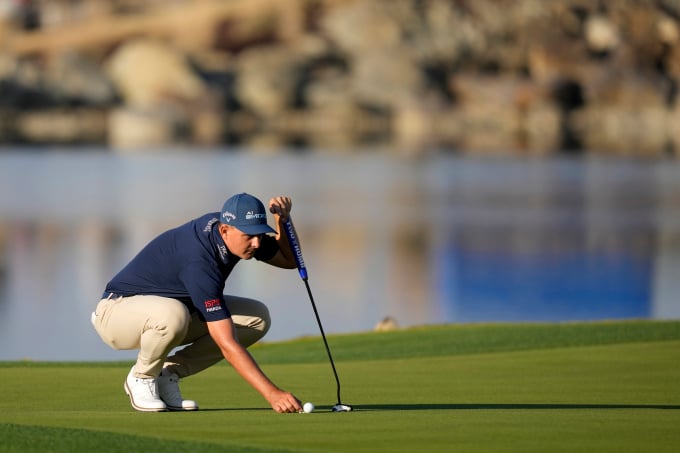 Golfer Nam Phi Christiaan Bezuidenhout quan sát trước cú gạt trên green hố 17 vòng cuối American Express trên sân Pete Dye, California ngày 211/1/2024. Ảnh: AP