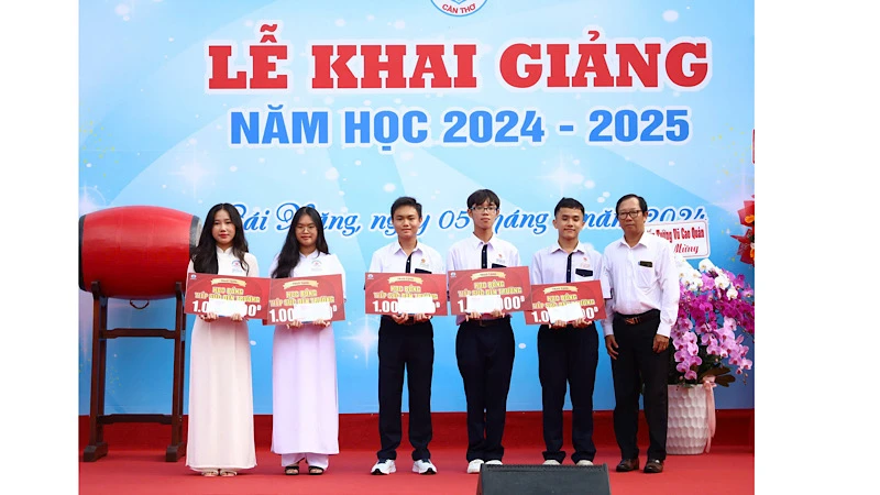 Cần Thơ trao học bổng, tặng quà cho học sinh có hoàn cảnh khó khăn