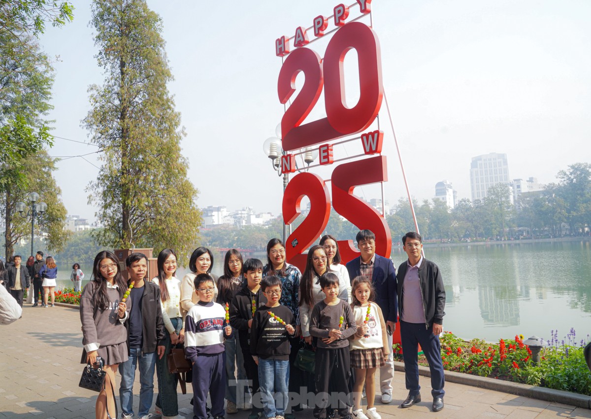 Hanoi people leisurely stroll and sightsee on the first day of the new year photo 15