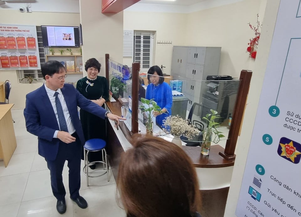 Leaders of Hai Ba Trung District (Hanoi) inspect the performance of public duties by officials and civil servants of Pho Hue Ward People's Committee