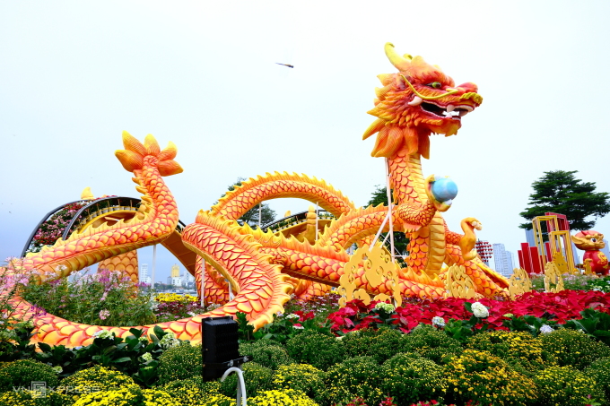 60m long dragon mascot decorated at the head of Dragon Bridge. Photo: Nguyen Dong