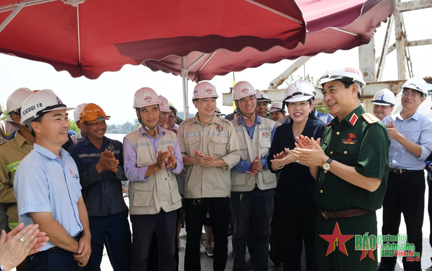 General Phan Van Giang meets voters in Thai Nguyen