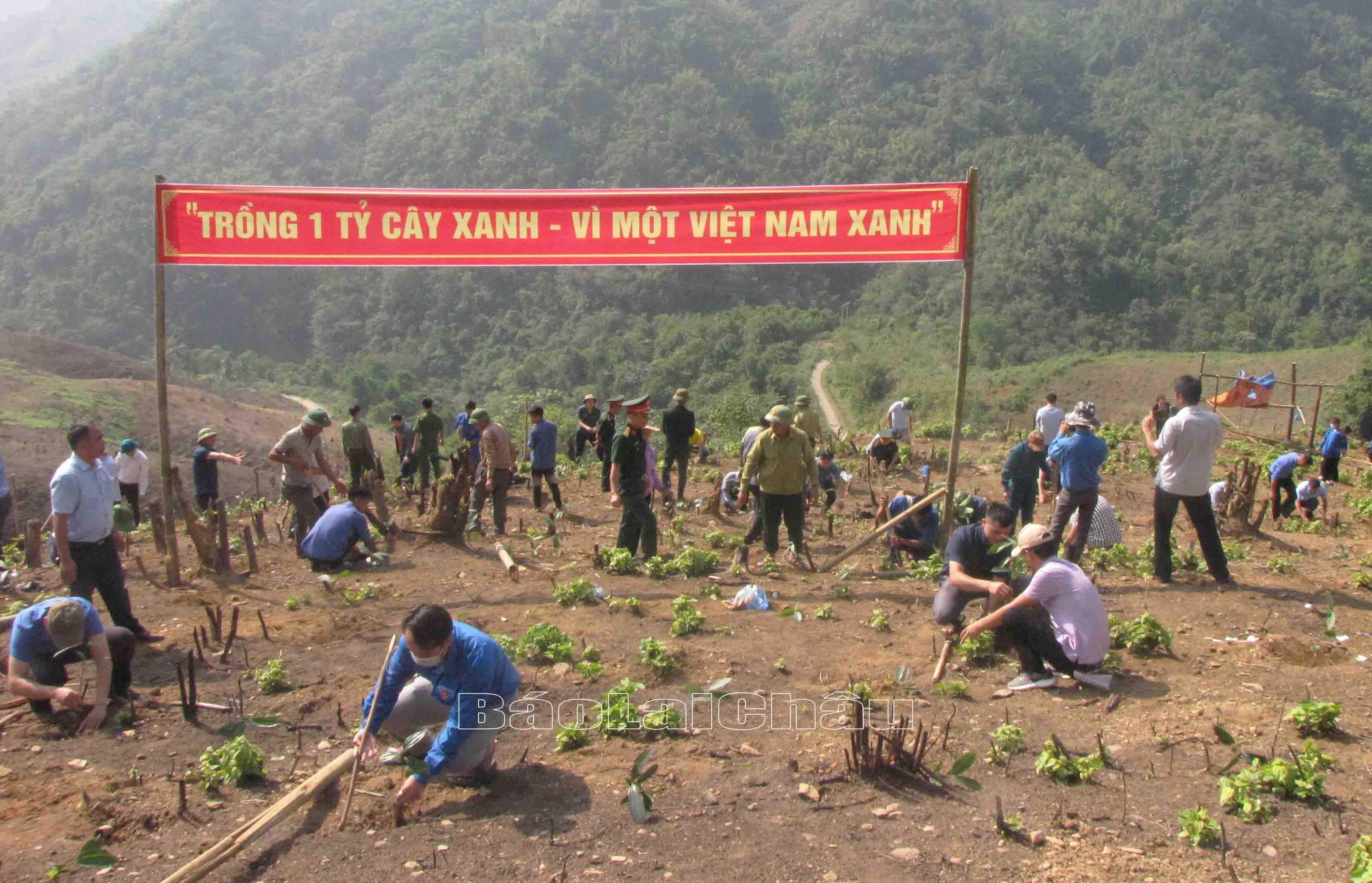 Đại biểu, các lực lượng và Nhân dân tham gia trồng cây sau Lễ phát động.