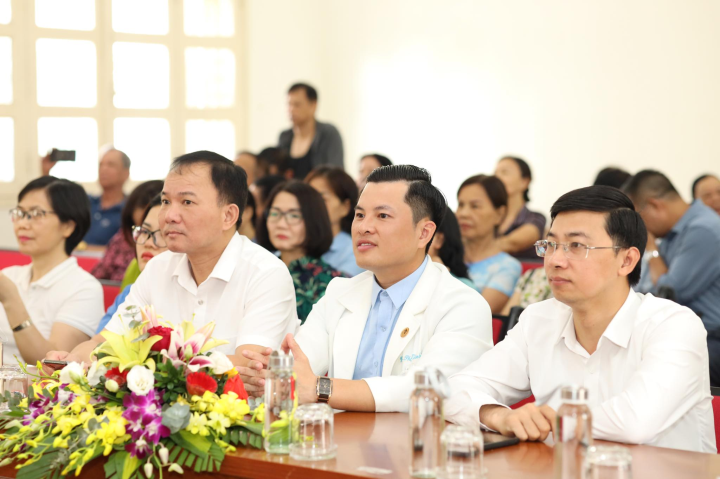 Dr. Thanh Son at the 2023 Children's Forum at Ngoc Lam Ward People's Committee.