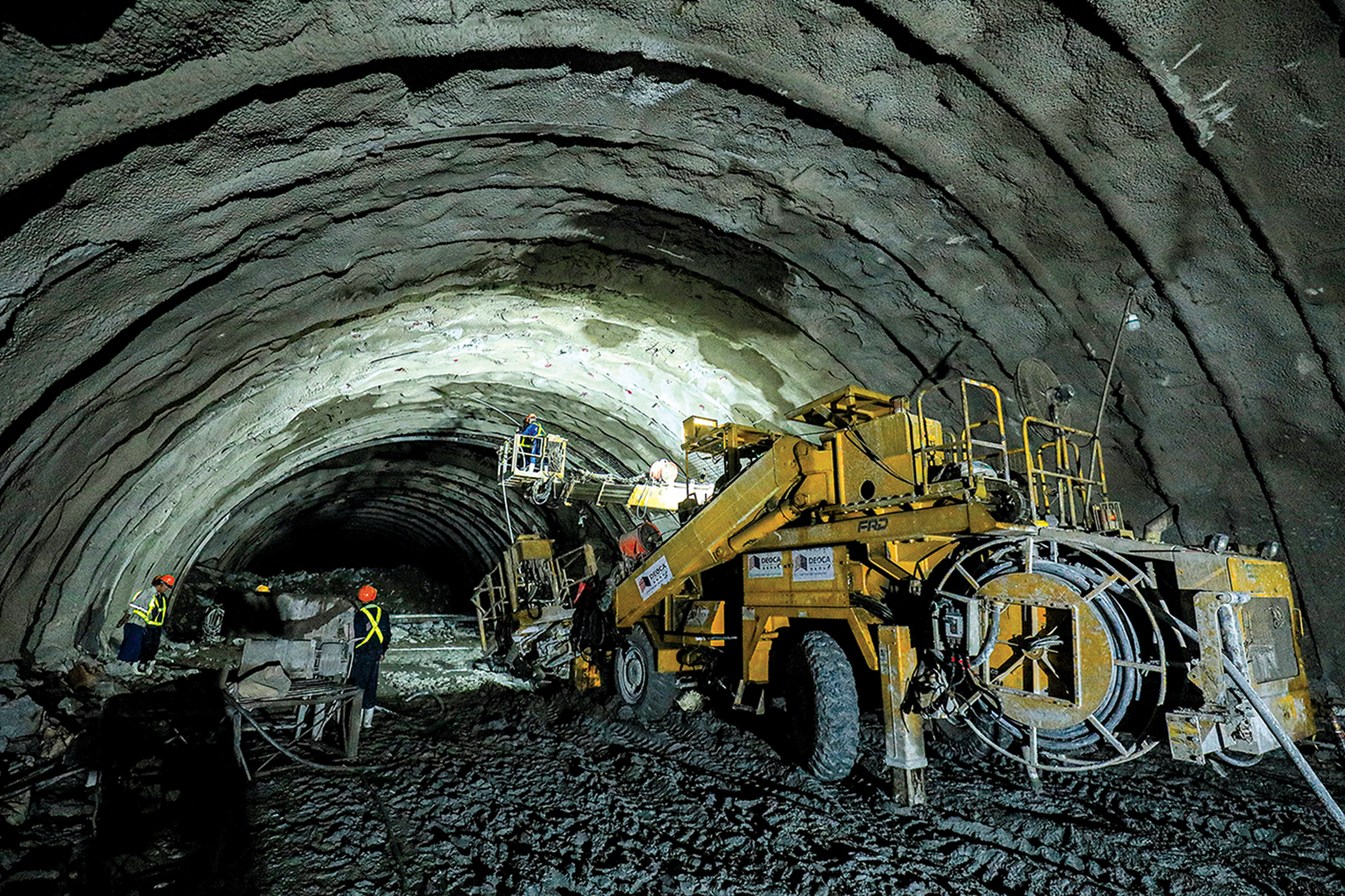 Công nhân Tập đoàn Đèo Cả thi công hầm Trường Vinh thuộc dự án cao tốc Bắc - Nam đoạn Nghi Sơn - Diễn Châu (chụp cuối tháng 5/2022). Ảnh: Tạ Hải.