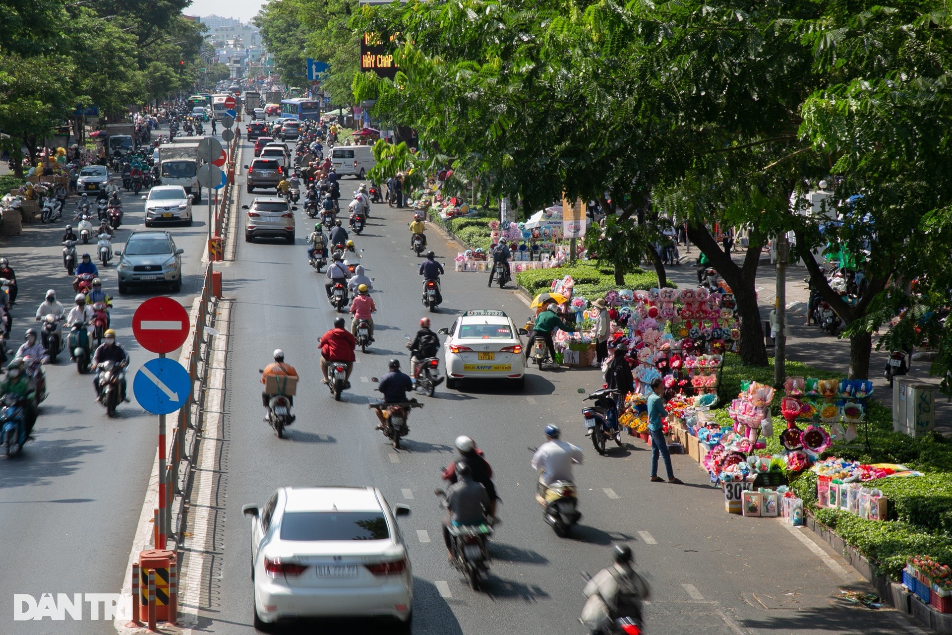 Crowding at the largest flower market in Ho Chi Minh City on March 8th photo 10