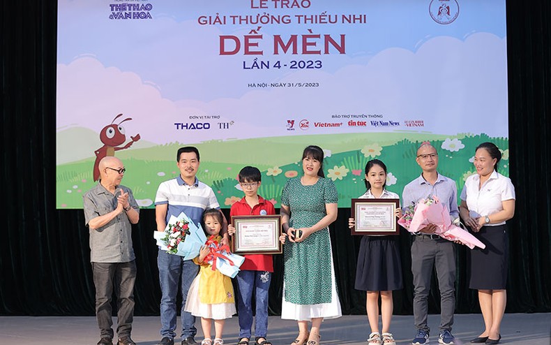 Writer Tran Duc Tien was awarded the 2023 Cricket Knight Award