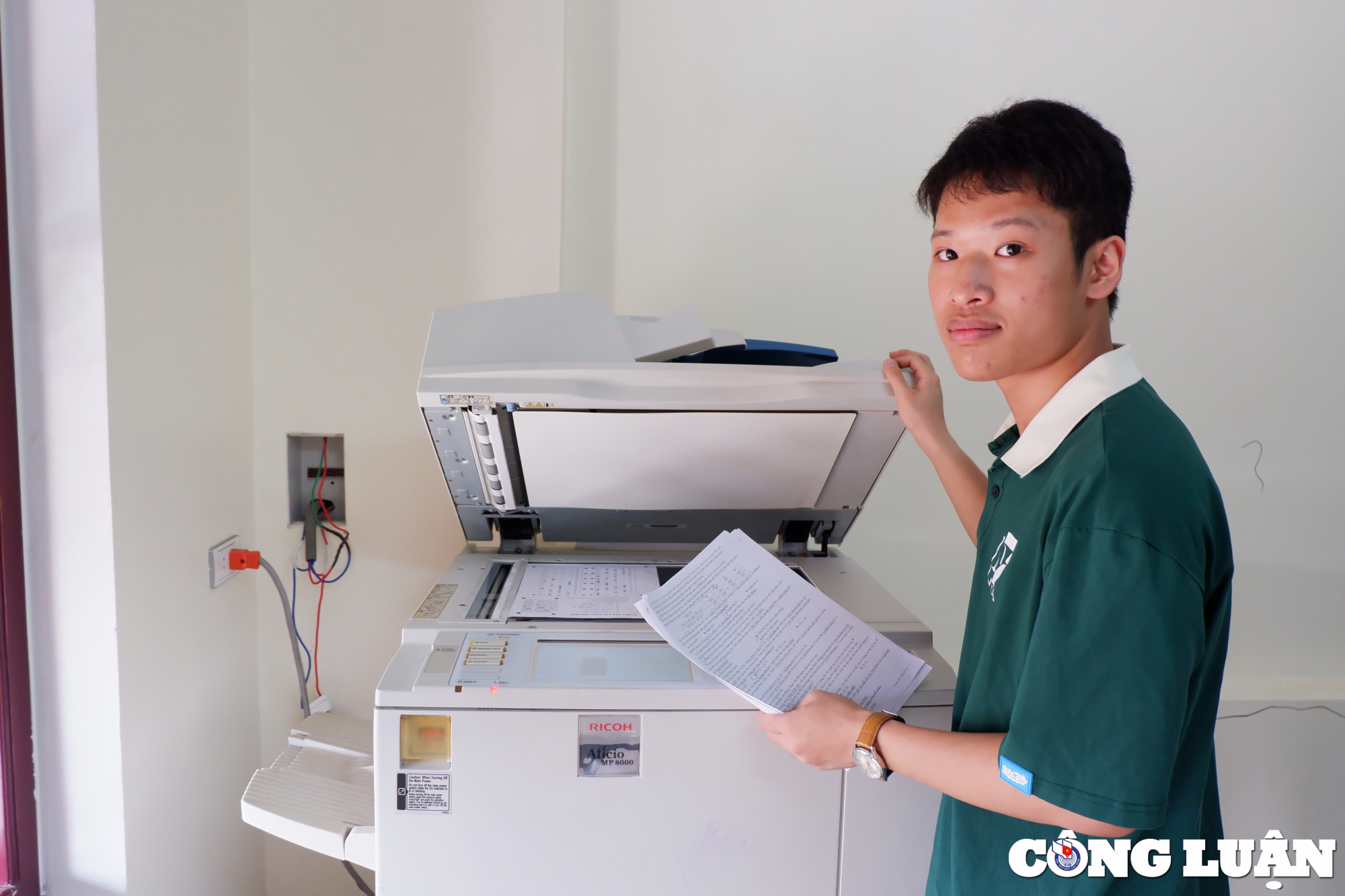 2023年度高校卒業試験の男子生徒に会う、写真4