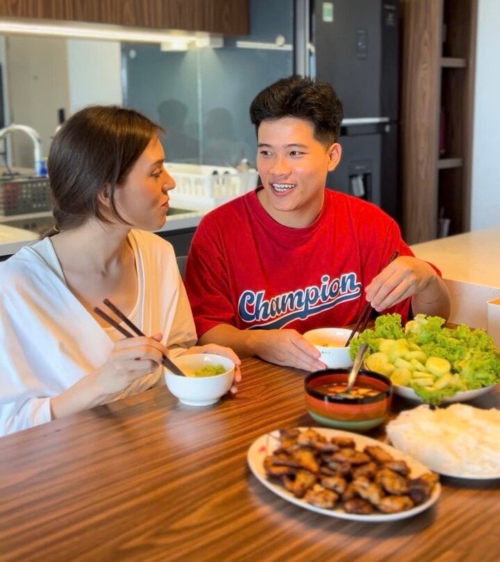 Mr. Nhat was the first person to teach Kira to cook the first Vietnamese dishes. Cooking together helps to deepen the couple's love.