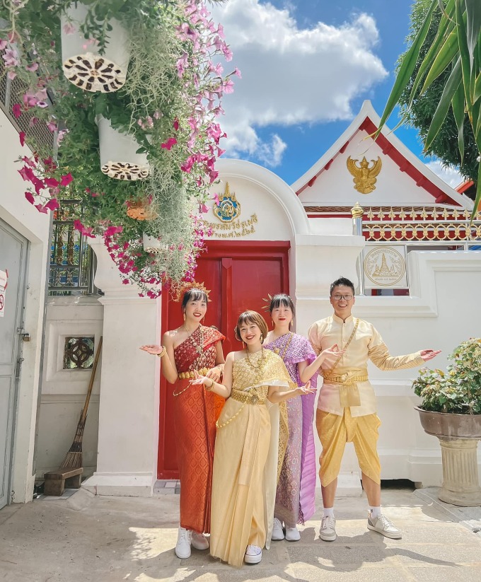 Vietnamese tourists take souvenir photos in Thailand in October. Photo: Tran Lan Anh