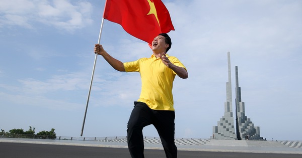 Quach Beem, el primer cantante que llevó la bandera roja con estrella amarilla por todo Vietnam