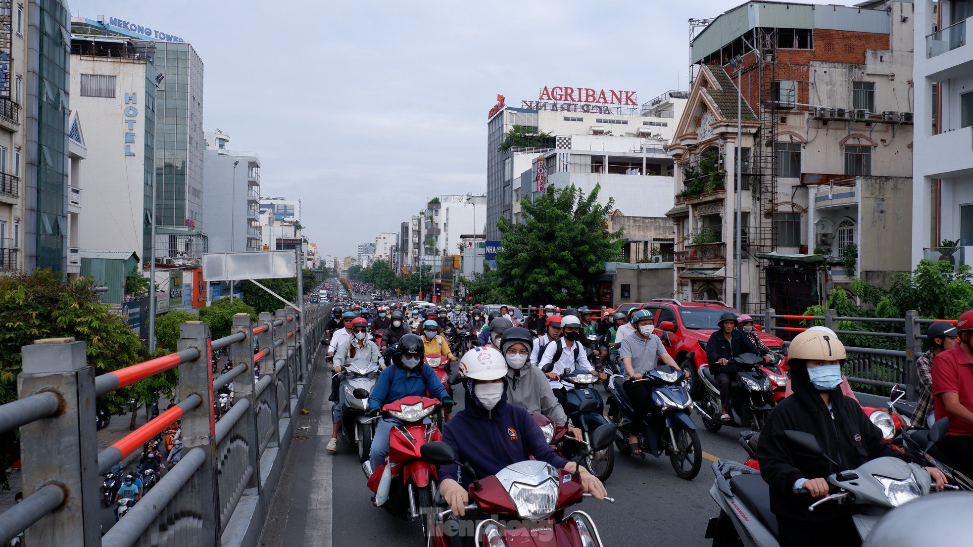 Đường phố TPHCM chật cứng người, xe trong ngày đầu đi làm sau lễ ảnh 15