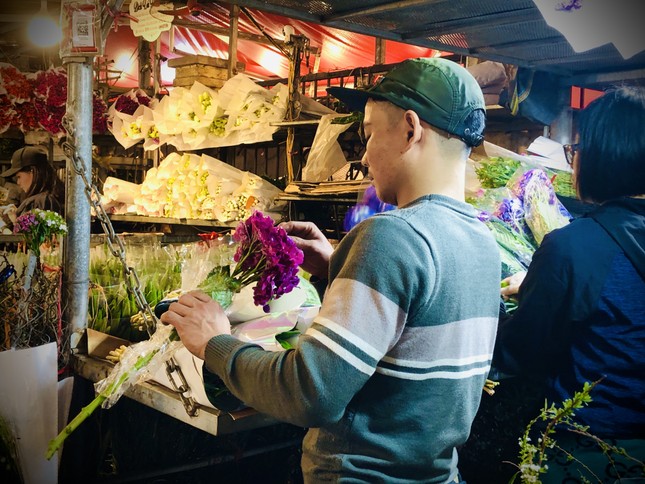 3月8日の国際女性デーの前夜、花市場に賑わう若者たち（写真10）