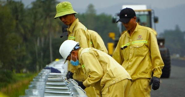 Lắp hộ lan trên cao tốc Hoài Nhơn