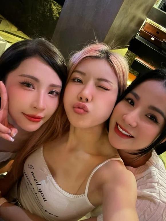 Trang Phap machte ein Foto mit Khong Tu Quynh und Diep Lam Anh. Foto: Facebook-Charaktere
