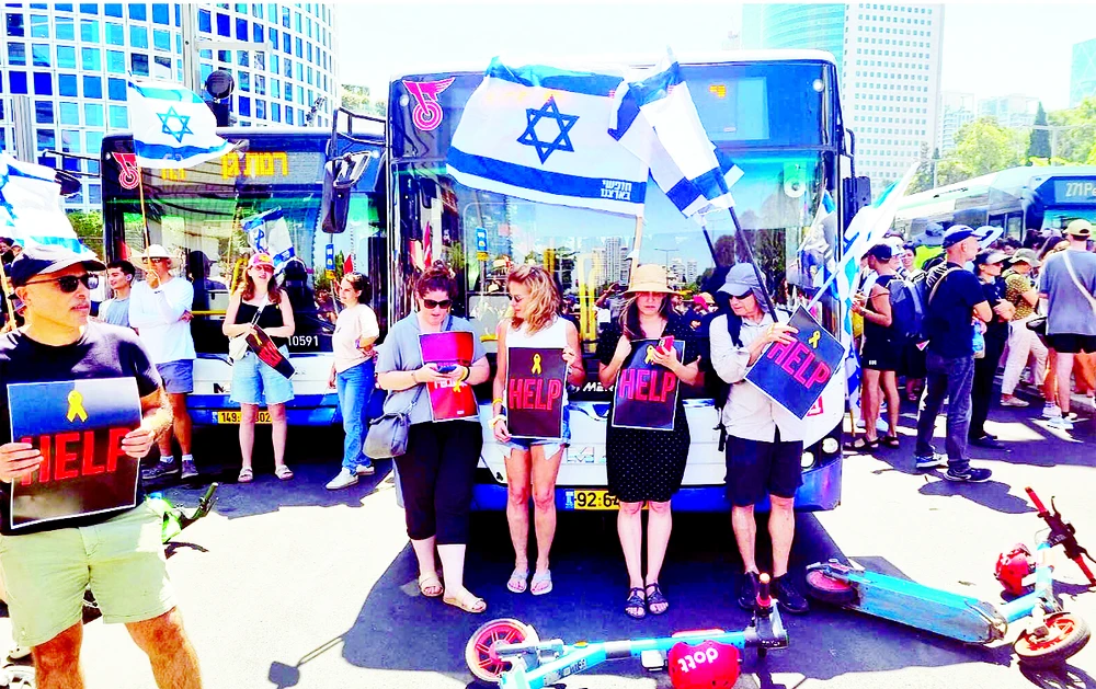 Los manifestantes bloquearon la autopista Ayalon en Tel Aviv exigiendo que el gobierno israelí llegue a un acuerdo para liberar a los rehenes. Foto: Times of Israel