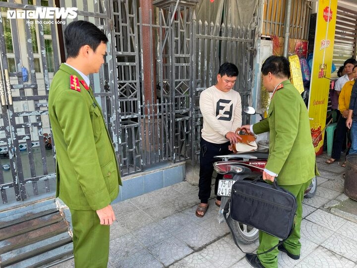 Der Täter, der den Kofferraum eines Autos öffnete, um Eigentum von Menschen in der Stadt Huong Tra zu stehlen, wurde nach einem Anruf bei der Hotline des Direktors der Polizei von Thua Thien – Hue schnell festgenommen. (Foto: CACC)