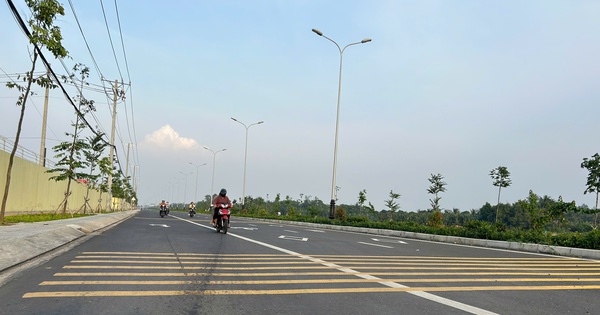 People are excited when the 137 billion VND road connecting Can Tho airport opens to traffic