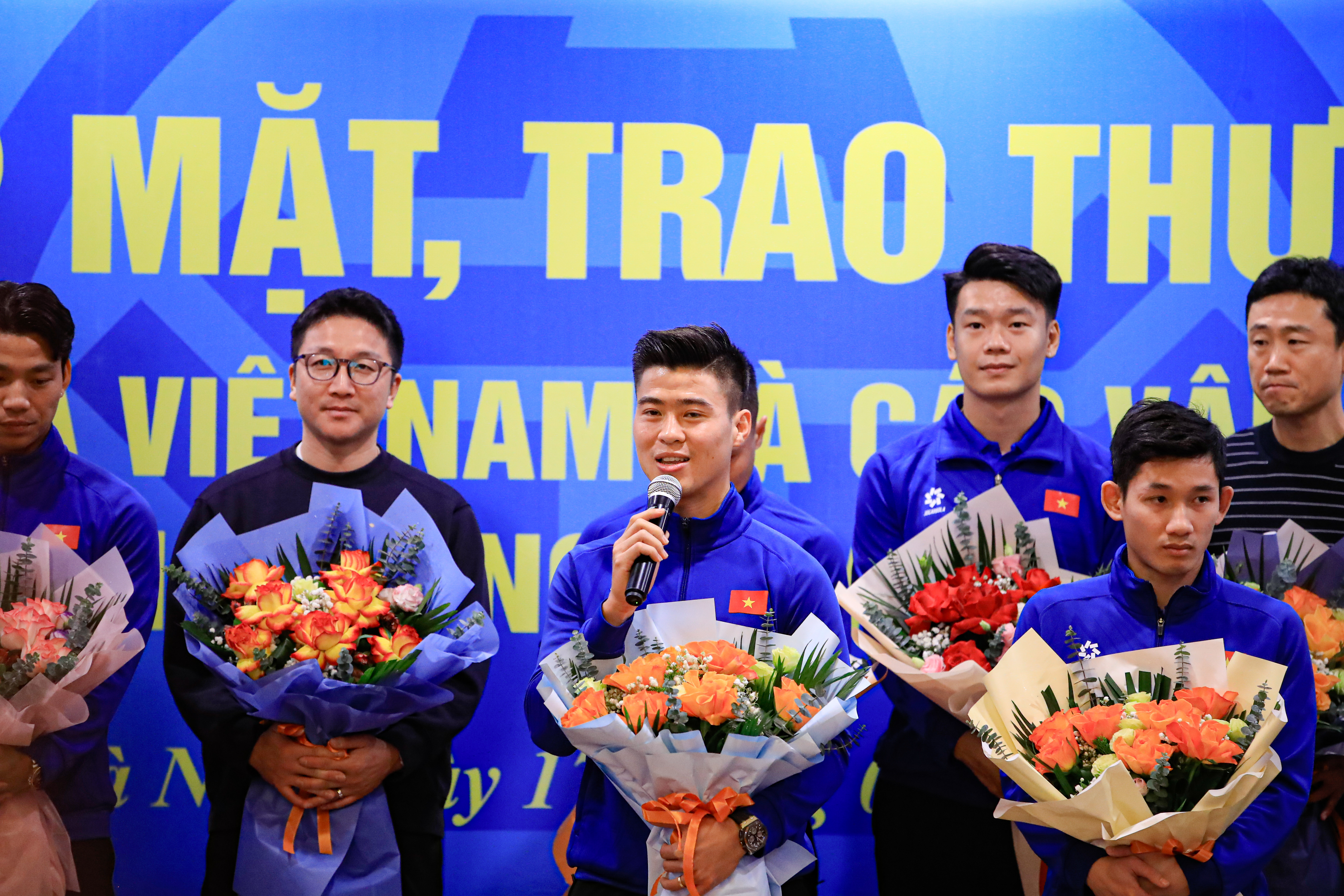 Duy Mạnh (cầm micro) là đội trưởng của đội tuyển Việt Nam ở AFF Cup 2024